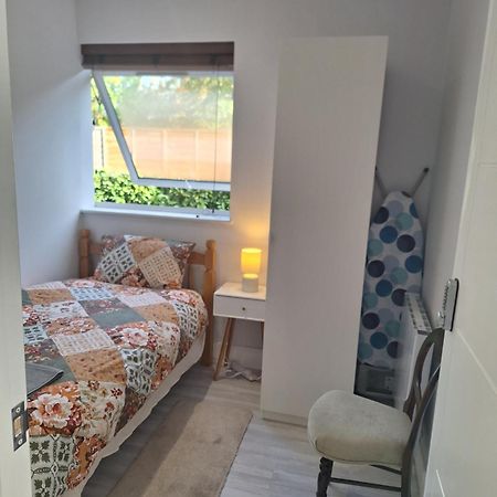 Budget Single Room Only For One Adult - Shared Flat Northolt  Экстерьер фото