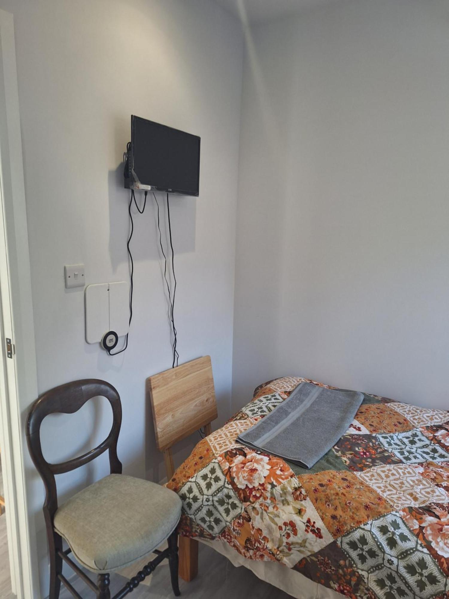 Budget Single Room Only For One Adult - Shared Flat Northolt  Экстерьер фото
