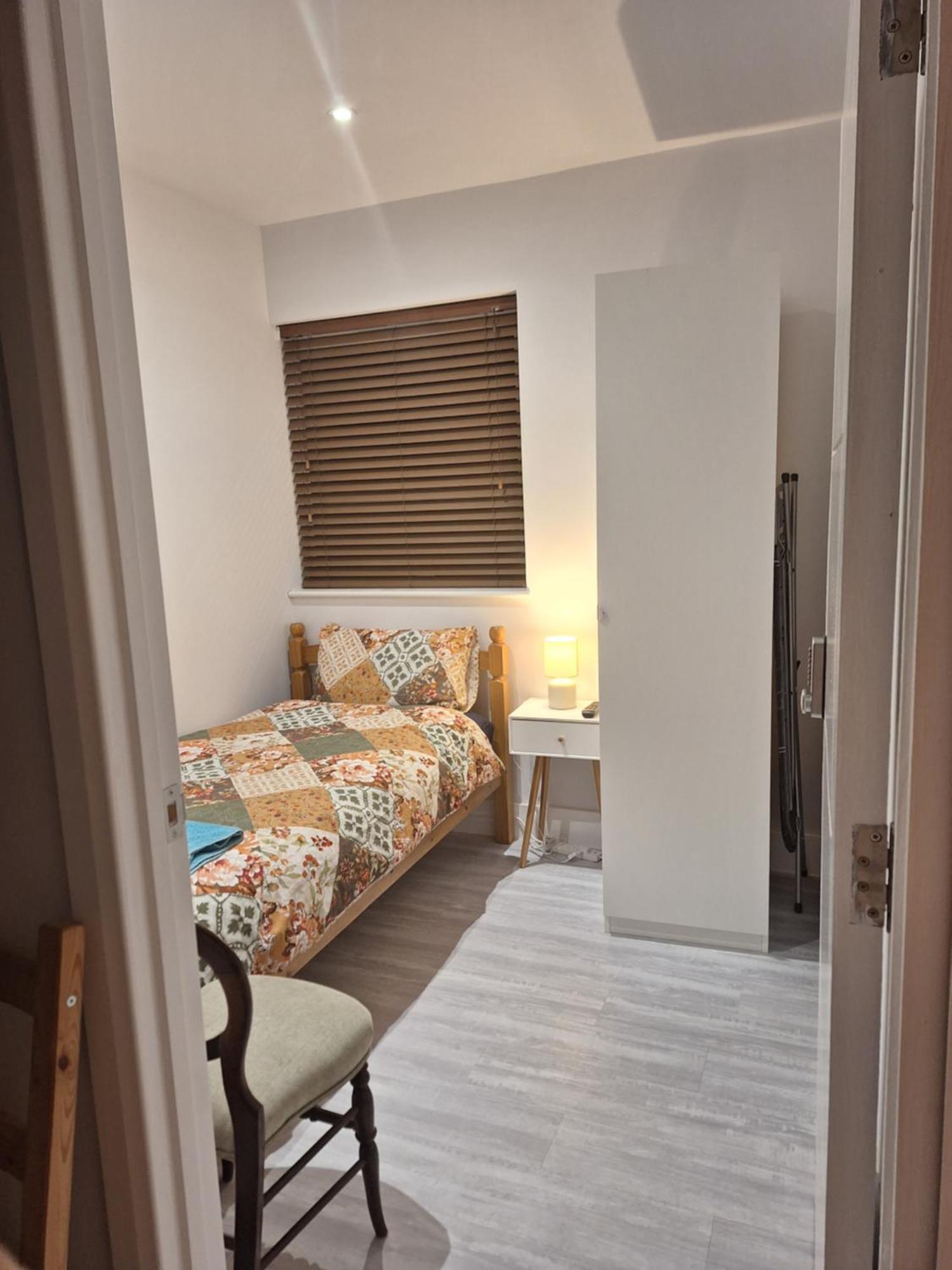 Budget Single Room Only For One Adult - Shared Flat Northolt  Экстерьер фото
