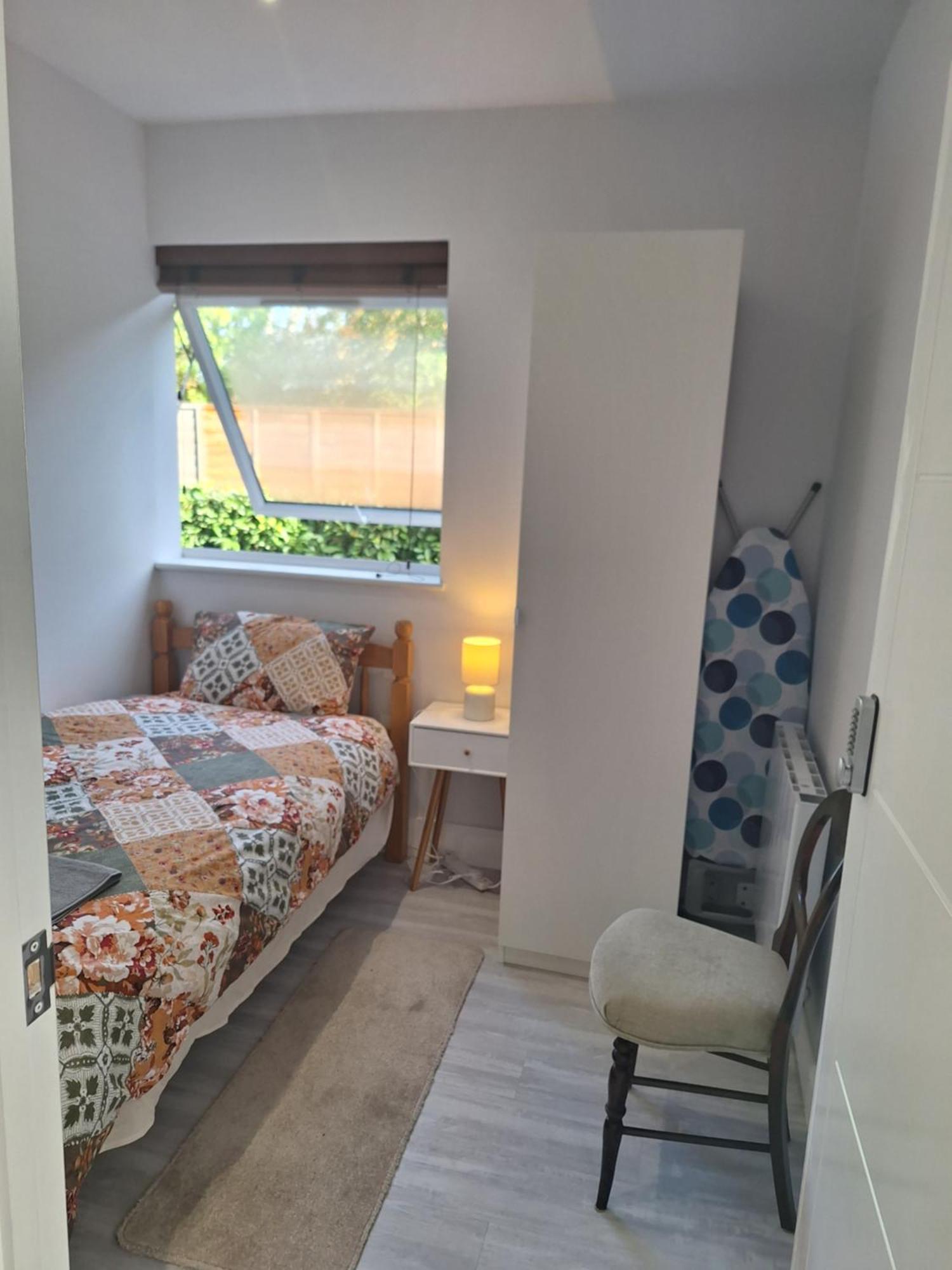 Budget Single Room Only For One Adult - Shared Flat Northolt  Экстерьер фото
