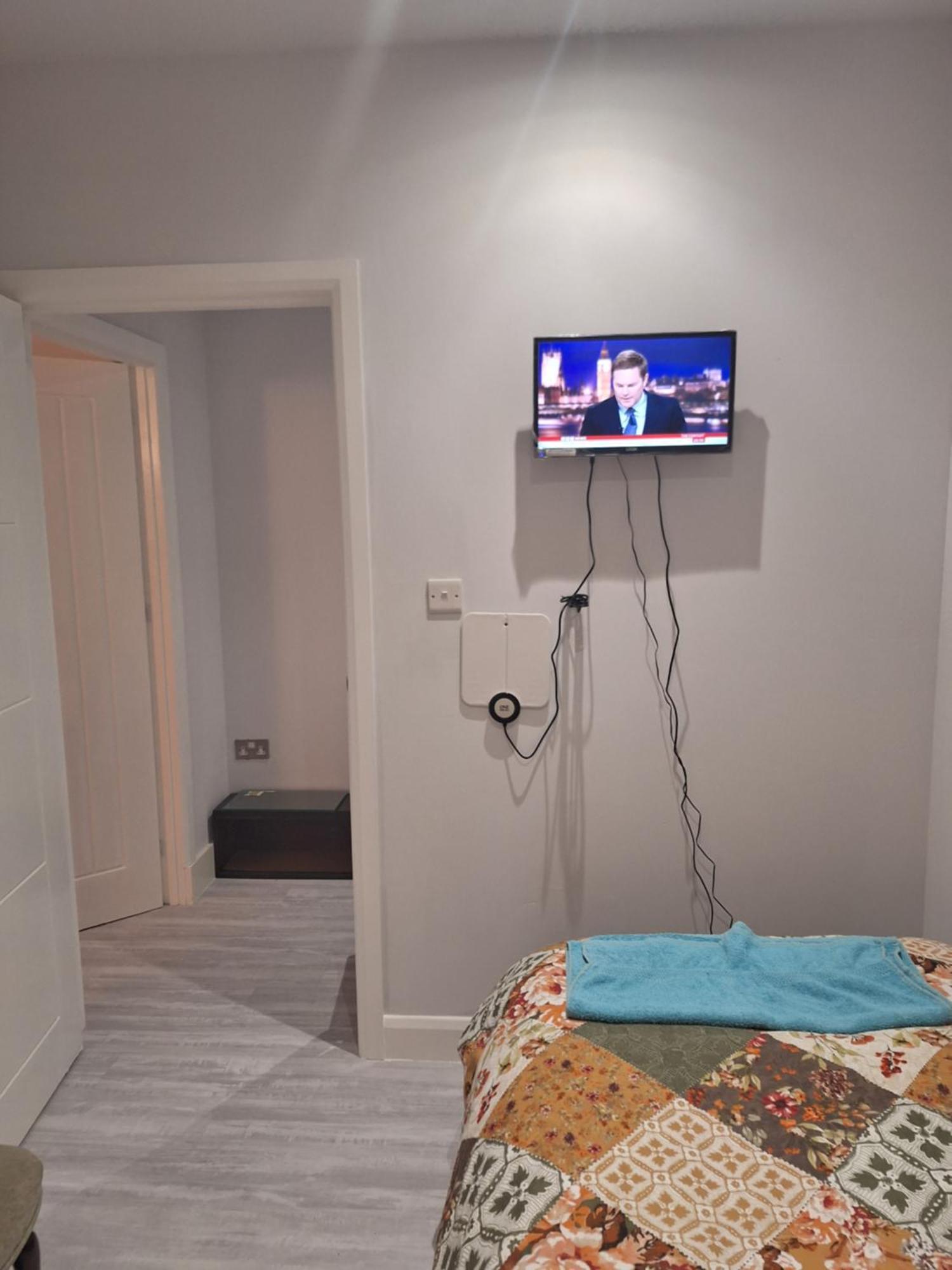 Budget Single Room Only For One Adult - Shared Flat Northolt  Экстерьер фото