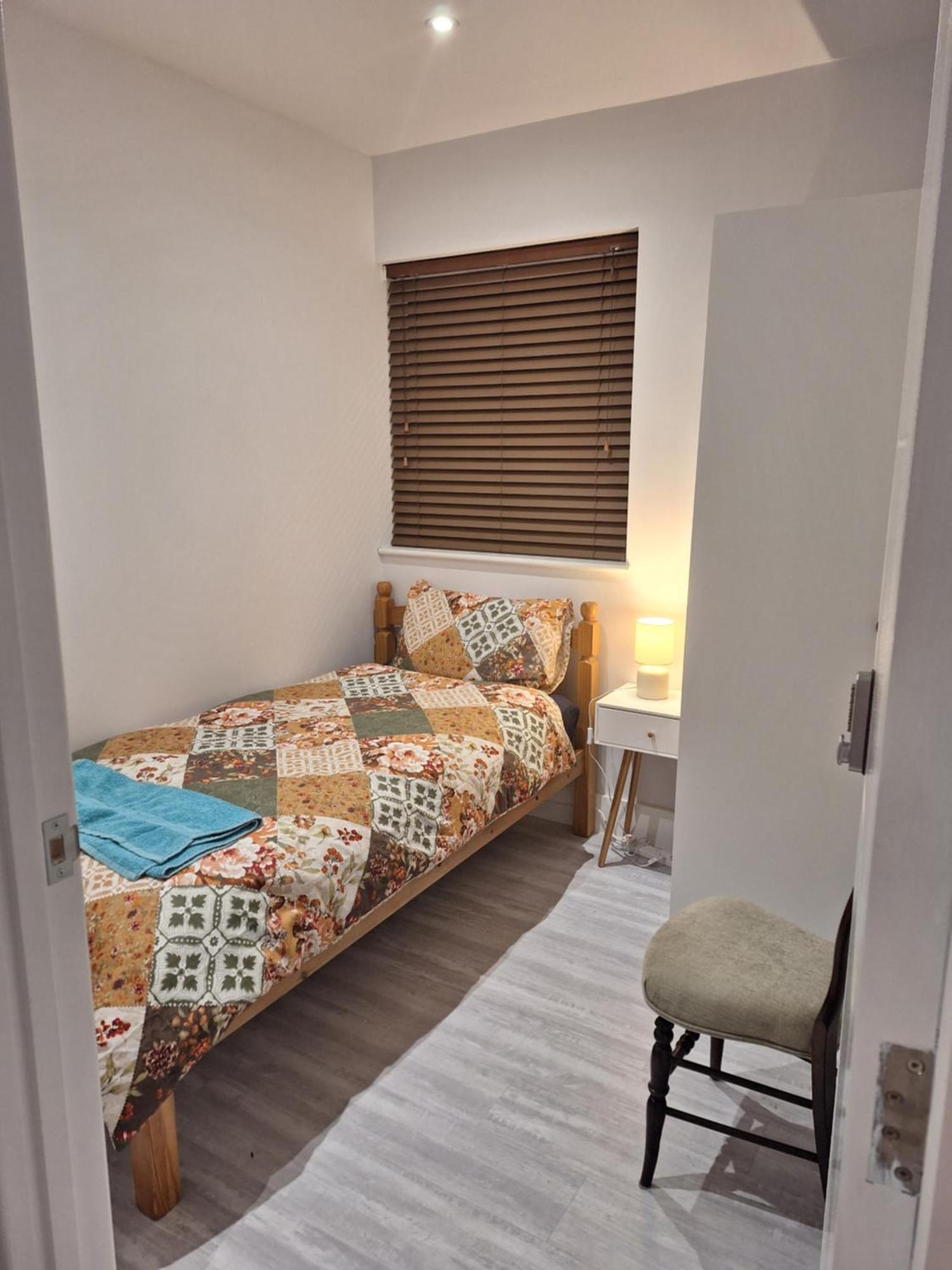 Budget Single Room Only For One Adult - Shared Flat Northolt  Экстерьер фото